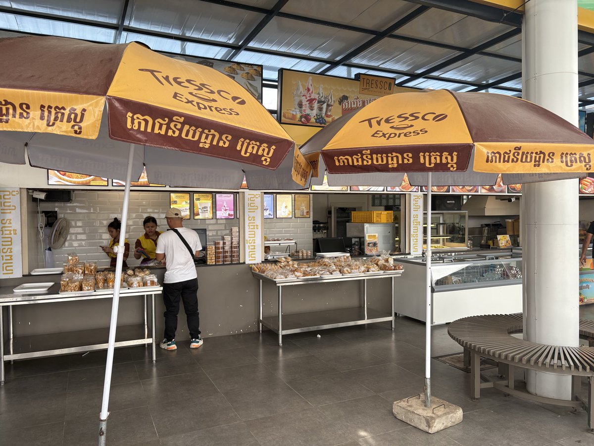 Iwashereyt's tweet photo. Service station scran somewhere between Sihanoukville and Phnom Penh 

3x fried spring rolls 

🇰🇭KHR 9000
🇬🇧 £1.60

Pic doesn’t do them justice, they were massive https://t.co/lqHfGjLA4j