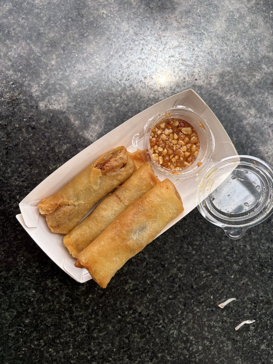 Iwashereyt's tweet photo. Service station scran somewhere between Sihanoukville and Phnom Penh 

3x fried spring rolls 

🇰🇭KHR 9000
🇬🇧 £1.60

Pic doesn’t do them justice, they were massive https://t.co/lqHfGjLA4j