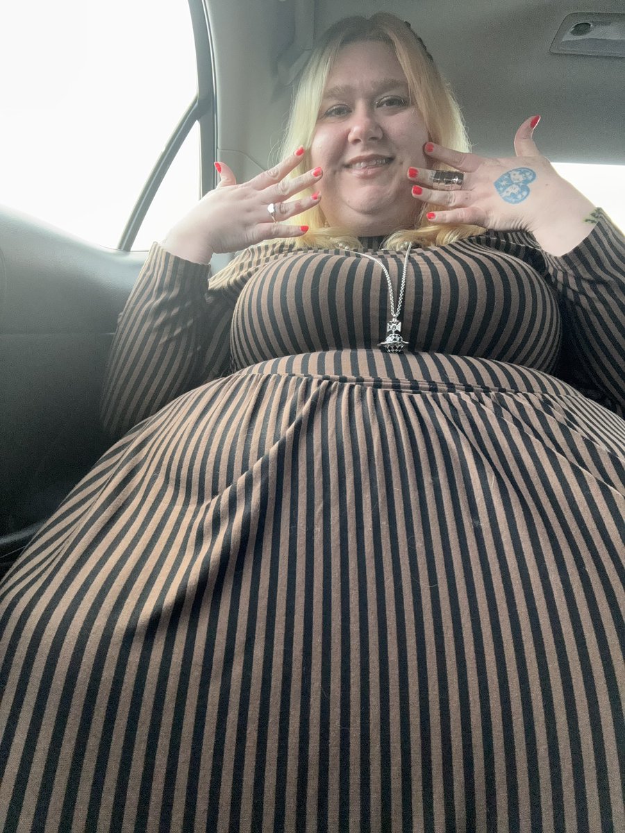 fatprincesslexi's tweet photo. stripes to make me look fatter https://t.co/kSNeGVQAK7