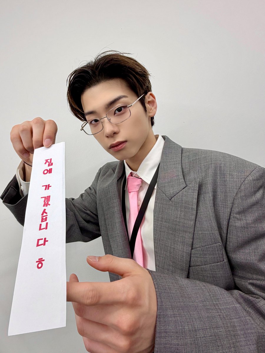 82MAJOR_231011's tweet photo. 퇴근하고 싶은 화요일 오후 3시 33분
  
#82MAJOR #82메이저 #에이티투메이저 
#82Office_Vacation https://t.co/WzZP9ZfYJK