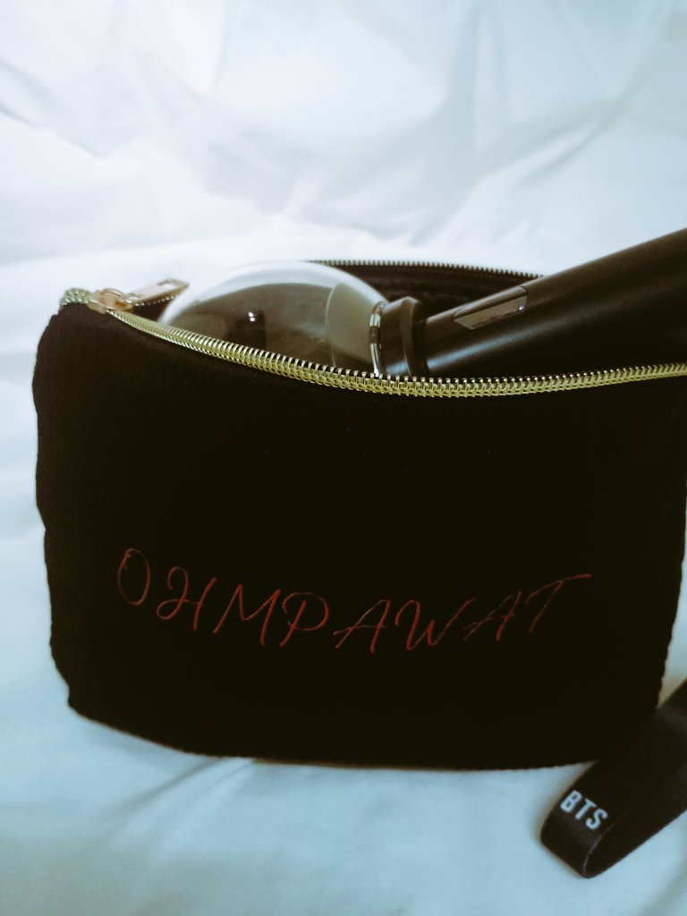OhmPawat58's tweet photo. I tried "what's in my bag challenge" 😁
I don't know if it's ok to post it here but am going to post it 😝
#ohmpawat 
#BTS
#whatisinmybag https://t.co/CCcrqXDSKq