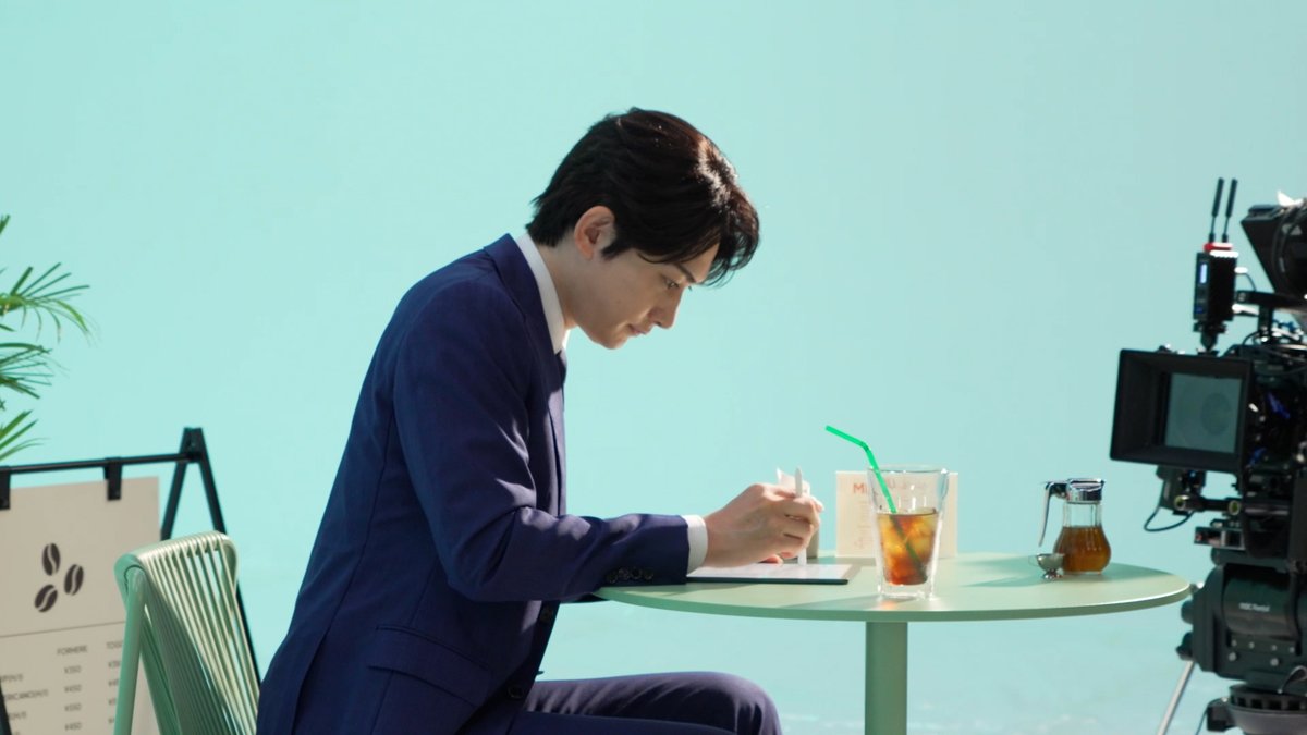 ai_k's tweet photo. 「デビュー当時の悔しい出来事は？」
#町田啓太 さん「Kindle Scribe」新CM解禁📢

📷CM詳細
https://t.co/YDnbqFQyJQ

🎥CM本編👇
https://t.co/iO2fKRxp5w

🎥メイキング👇
https://t.co/BRbzQtDLgm

🎥インタビュー👇
https://t.co/TJ3r38J77C

📝町田さん再生リスト
https://t.co/iUXkjuhmXq https://t.co/6HriLlhsuk