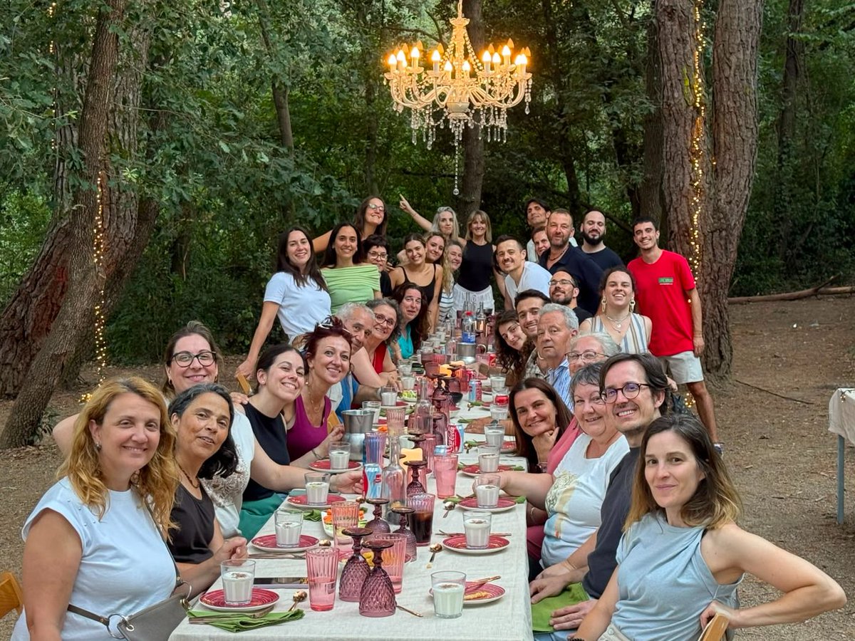 BcnVih's tweet photo. 8a. reunió de team building de @BcnVih @hospitalclinic a #LaGranja 🐴🌿
👥 Una jornada per reforçar el treball en equip, la confiança i la comunicació a través de l'educació emocional i el contacte amb la natura. Gràcies a tot l'equip per les ganes de continuar creixent junts!!! https://t.co/7l6Iaj3AFE