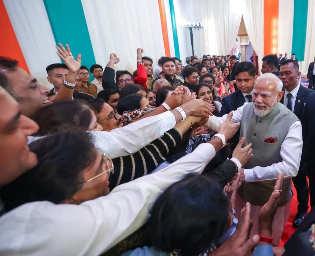 DeepakYada83190's tweet photo. 🇮🇳 जकार्ता में भारतीय समुदाय ने किया प्रधानमंत्री नरेंद्र मोदी का भव्य स्वागत..
#NarendraModi #PMModi #Jakarta #Indonesia #IndianDiaspora #PravasiBharatiya #India #Bharat #ModiInIndonesia #GlobalIndia #BreakingNews https://t.co/yK9pWLuPK0