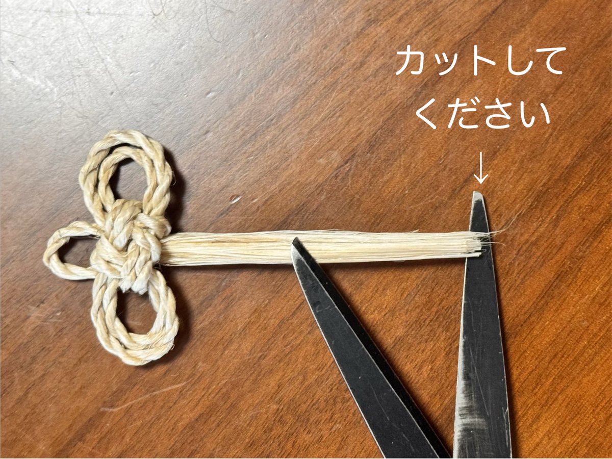 76amidabu's tweet photo. 【国産野州麻】の【まぼろ麻】を使用して
小さな「麻結び祓い守り」を作りました。

届いたら、まず麻の先端を整え、願いを込めて祈念してください。

日々触れることで麻の尾が少しずつ開いていきます。
大きく開いたら、お取替えの目安です。

暮らしのそばに、小さな祓いを。

#麻結び祓い守り https://t.co/YX4CWAmHSD