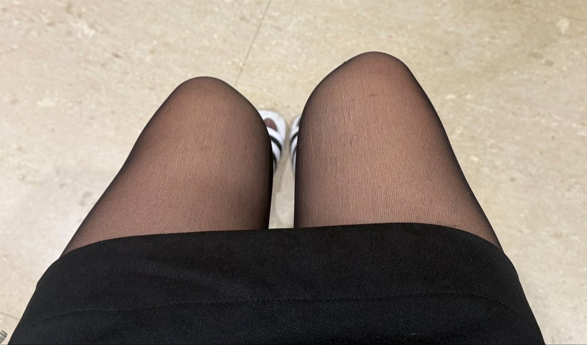 l_itsnothing's tweet photo. 最近上班都要穿絲襪 好討厭 https://t.co/6api1riU5B