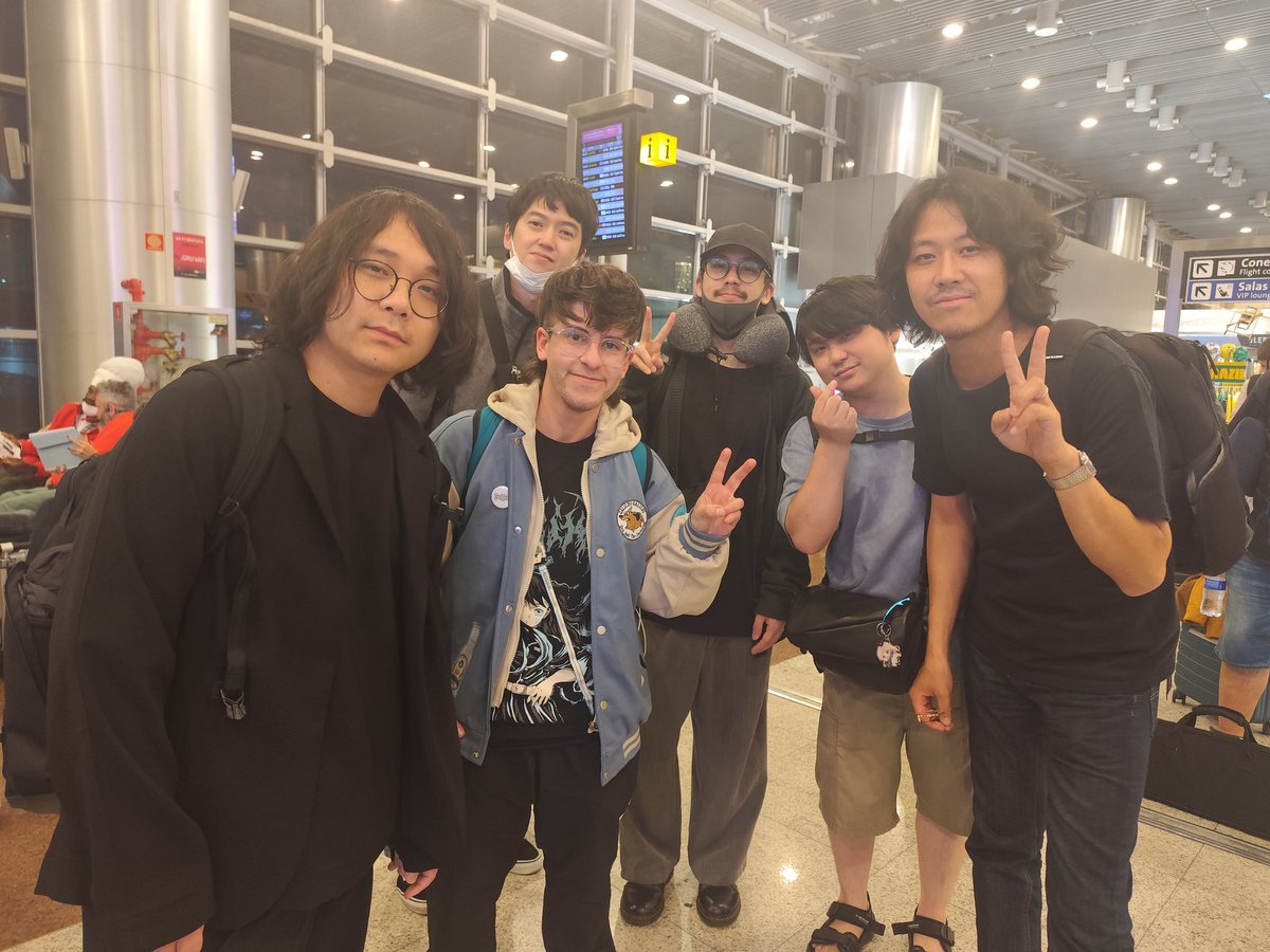 naribochi_'s tweet photo. チリに帰る前に空港で偶然バンドのメンバーにばったり会ったんだ！最高の旅の締めくくりだったよ、本当に幸せ。
少年たちが無事に帰宅できることを願っています。彼らにはまだ何時間もの移動時間が残っていますから。
#GalileoGalilei @galileo_news https://t.co/lqNPGwqw5k