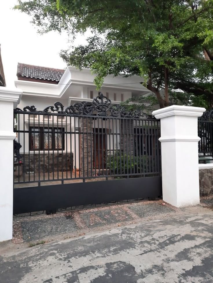 Abangnasipadang's tweet photo. Sertifikat Rumah Atas Nama Siapa? 
👵: Mertua 🧑: Suami 👩: Aku

👵: Taufik, ini sertifikat rumah baru kalian kok namanya cuma nama istrimu sih? Harusnya kan nama kamu sebagai kepala keluarga! 
👩: Loh, Bu, rumah ini kan dibeli pakai uang hasil warisan almarhum papa saya dan tabungan saya sendiri sebelum nikah sama Mas Taufik. Jadi wajar atas nama saya. 
👵: Gak bisa gitu! Kamu kan sudah dinikahi anak saya, jadi asetmu itu ya aset suamimu juga. Taufik, kamu kok diam aja? Ganti nama sertifikatnya!

(Suamiku yang biasanya penurut ke ibunya, kali ini cuma garuk-garuk kepala gak enak)
🧑: Udah lah Bu, gak usah diributin. Kan yang penting kami yang nempatin rumahnya. 
👵: Kamu itu bodoh ya, Taufik! Nanti kalau ada apa-apa, kamu gak dapet apa-apa! Pokoknya Ibu gak mau tahu, balik nama sertifikat itu, atau Ibu gak akan sudi injak rumah ini lagi! 
👩Aku: (Dalam hati) Alhamdulillah kalau Ibu gak mau datang lagi.
(Ternyata diam-diam, Ibu Mertua gak menyerah.

Sebulan kemudian, pas aku lagi dinas luar kota, suamiku telepon dengan nada panik)
🧑: Sayang... kamu ada simpan sertifikat rumah di lemari kerja gak? Kok di laci gak ada ya? 
👩: (Langsung curiga) Buat apa kamu nyari sertifikat rumah, Mas? Aku bawa dan aku titip di safe deposit box bank sebelum berangkat. 
🧑: Anu... Ibu bawa orang dari notaris ke rumah. Katanya mau urus proses balik nama, mumpung kamu lagi gak di rumah...
(Jantungku rasanya mau copot.

Berani-beraninya mereka mau malsuin tanda tanganku! Aku langsung pulang hari itu juga)
👵: (Nungguin di ruang tamu sambil meluk dokumen) Loh, kok sudah pulang? Taufik bilang kamu seminggu di luar kota! 
👩: Kenapa, Bu? Kecewa karena rencana Ibu mau balik nama rumah saya diam-diam gagal? 
👵: Ibu cuma mau mengamankan hak anak Ibu! Kamu sebagai istri harusnya tunduk, bukan malah egois pegang aset sendiri! 
👩: Mas Taufik, kamu beneran mau ambil rumah ini dari aku? 
🧑: Ya... bukan gitu Sayang.

Kata Ibu, biar pernikahan kita makin berkah kalau gak ada yang rahasia-rahasia... 
👩: Oke. Kalau mau berkah dan adil, kita buka-bukaan sekalian ya. (Aku lempar selembar kertas koran dan print-out rekening koran ke meja). 
👩: Ini bukti kalau selama dua tahun nikah, gaji Mas Taufik habis buat bayar cicilan paylater adik ipar dan belikan Ibu perhiasan. Sedangkan biaya makan kita, listrik, sampai air rumah ini, semuanya pakai uangku. 👵: Heh! Itu kan bakti anak ke ibunya! Kamu gak usah ikut campur!

👩: Iya, Bu, silakan ambil baktinya. Tapi karena rumah ini milik saya, hari ini juga, barang-barang Ibu dan Mas Taufik sudah saya packing di teras depan. Silakan angkat kaki. 
🧑: Sayang! Kamu tega ngusir suami dan mertua sendiri?! 
👩: Ibu sendiri kan yang bilang gak sudi injak rumah ini kalau sertifikatnya gak diganti? Ya sudah, saya kabulkan doa Ibu. Surat gugatan cerai akan dikirim besok ke rumah Ibu. Silakan bernapas lega di sana.

(Aku buka pintu lebar-lebar, mempersilakan mereka keluar tanpa drama lagi).

Pesan moral: Harta bawaan sebelum nikah adalah hak mutlak istri. Mertua yang terlalu serakah dan suami yang tidak tahu diri hanya akan membuat rumah tangga berakhir di pengadilan.

cc : elvanara_ii