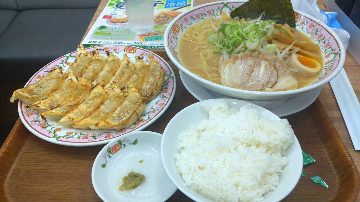 asaruto61's tweet photo. 今日は気分を変えて、餃子の王将で餃子の王将ラーメン大盛と期間限定の夏餃子を食べました。
夏餃子は柚子胡椒酢の爽やかさが夏餃子の大葉とマッチしてとても美味しかった！ https://t.co/ig31JPZfpX
