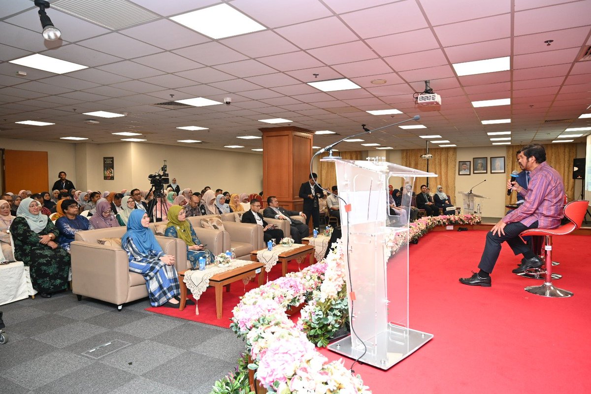 StatsMalaysia's tweet photo. Sekitar Program Wacana Statistik bersama YBhg. Dato’ Sri Dr. Mohd Uzir Mahidin, Ketua Perangkawan Malaysia dengan tema “Data, Dedikasi dan Destinasi: Kembara Sebuah Legasi” pada 7 Julai 2026 bertempat di Dewan Anggerik, DOSM. https://t.co/lHhhEC6b4X