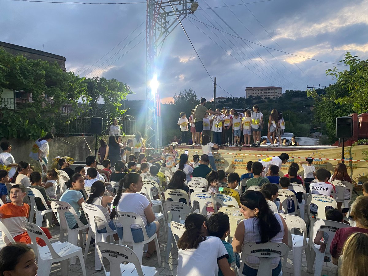 hataytoplumsal's tweet photo. Defne'nin Dalında Barış, Köklerimizde Direniş Var şiarıyla Evvel Temmuz Kültür Sanat Festivali üçüncü gününü Yenimahalle'de forum, Kuşalanı'nda eş zamanlı atölyeler ve çocukların sahnesi ile devam ediyor.
#EvvelTemmuzKSF https://t.co/0PleHGW5an