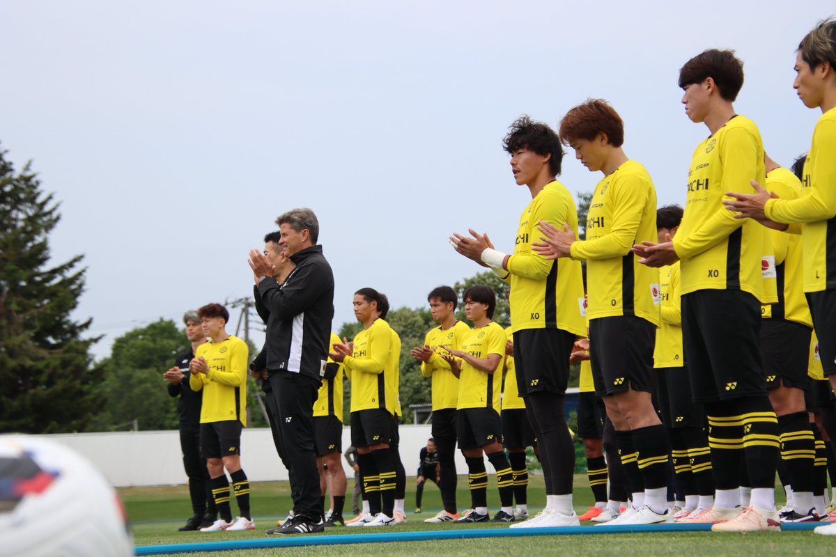 REYSOL_Official's tweet photo. 🟡26/27CAMP  DAY3⚫️
本日午前の練習前に、柏市の太田市長ならびにレイソル後援会の皆様が激励にお越しくださいました。

柏の皆さまの想いを背負って、結果で応えられるよう頑張ります！ありがとうございました🙇‍♂️

#柏レイソル #レイソル2627網走キャンプ https://t.co/RMXRlEHHPN