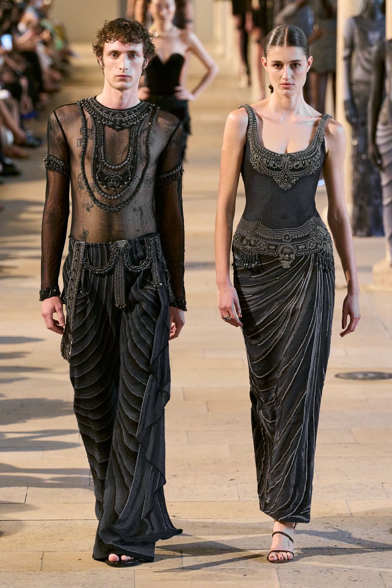 jacquemusx's tweet photo. Fashion straight out of a temple wall. https://t.co/MroTmH6CT6