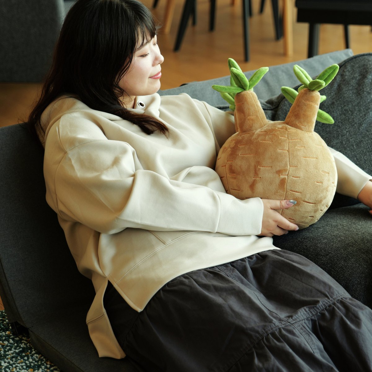 denfaminicogame's tweet photo. 抱きしめられる“珍奇植物”のモフモフクッションが発売。水やり不要で枯れる心配もなし
https://t.co/w46FqRhb3b 

ビカクシダ・リドレイ、パキポディウム・グラキリス、アンスリウム・クリスタリナムの全3種。刺繍やベルベット調の生地で、それぞれの特徴がかわいく再現されている https://t.co/45wGS0PF3D