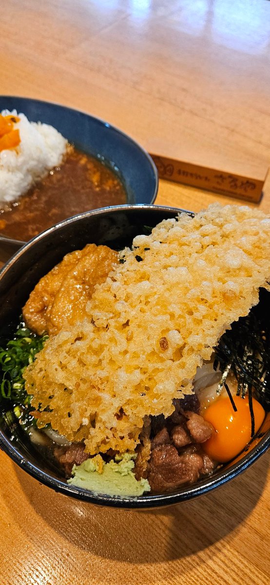 025Kan's tweet photo. ｢さるや｣うどん、カレー
ぶっかけは甘めのつゆ
魚介出汁のカレーが意外に美味しい https://t.co/CCpbaM2Pgk