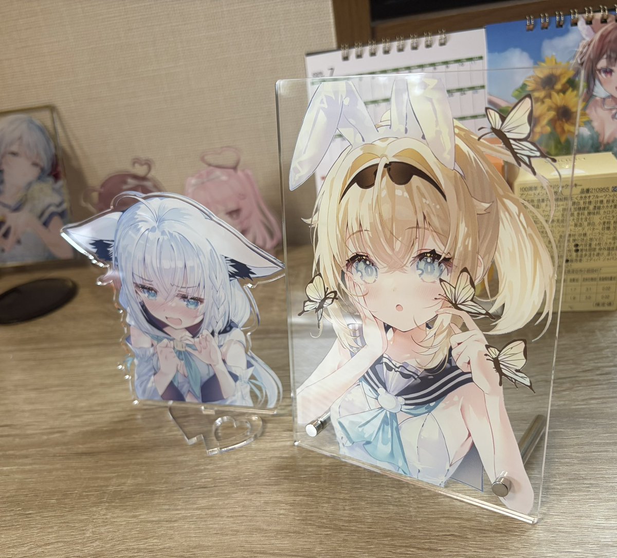 セットに入るグッズなのですが、ランダムで直筆サイン入りアクリル