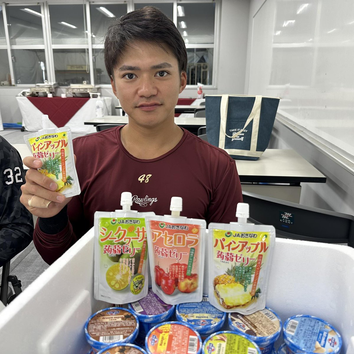Rakuten__Eagles's tweet photo. ＼🌺沖縄の差し入れ②／

沖縄県うるま市出身の #平良竜哉 選手からも差し入れをいただきました🍨🫶🏻

アイスは沖縄のアイスブランド「ブルーシール」のもの🤤

｢ゼリーは試合中に食べたい｣と言いつつ練習前にモリモリ食べる2人をお届け💁‍♂️📸

#中島大輔 #覇気充電中
#自分の差し入れもモリモリ食べます
#真剣にパワーチャージ
#RakutenEagles
#強鷲革新