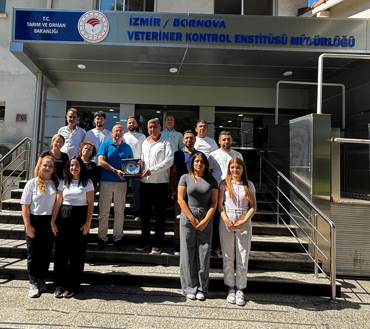 bornovavetkont's tweet photo. Müdürlüğümüzde özveri ile görev yapan işçi arkadaşlarımız ile kahvaltıda buluştuk. Tarım-iş Sendikası İzmir Şube Başkanı Zafer ŞİŞMANLAR’ın da katıldığı kahvaltıda emeği geçen tüm arkadaşlarımıza teşekkür ederiz... https://t.co/ZjdzLys5hg