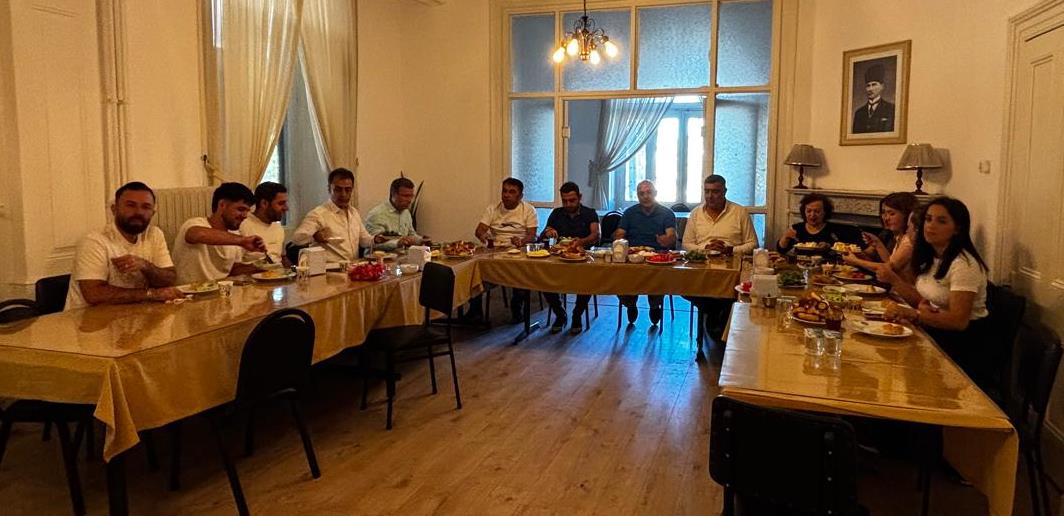 bornovavetkont's tweet photo. Müdürlüğümüzde özveri ile görev yapan işçi arkadaşlarımız ile kahvaltıda buluştuk. Tarım-iş Sendikası İzmir Şube Başkanı Zafer ŞİŞMANLAR’ın da katıldığı kahvaltıda emeği geçen tüm arkadaşlarımıza teşekkür ederiz... https://t.co/ZjdzLys5hg