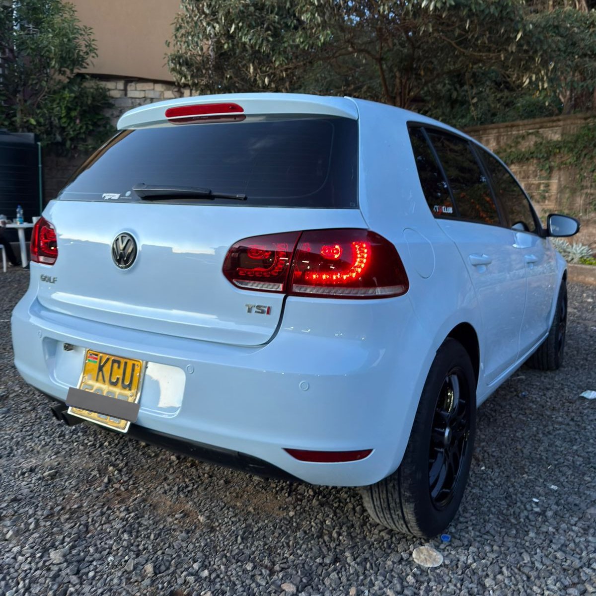 Hey__Z's tweet photo. Vowlkswagen Golf MK6 TSI
YOM: 2012
Rating: 1400cc
Odometer at 156,xxx km
Automatic transmission 
Dual AC
After market VL and Headlights
Apple carplay head unit

Recently changed gearbox with receipts to show for it 

💰KES 890,000 negotiable 
📍Utawala
📞070150821 https://t.co/CwBb8SiaO4