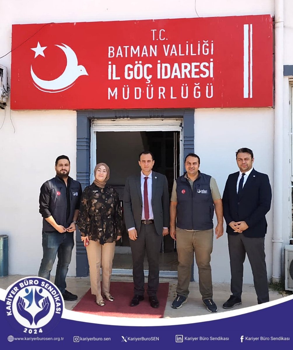 KariyerBuroSEN's tweet photo. Genel Başkanımız Sayın Tolga AKGÜL ve Genel Başkan Yardımcımız Sayın Aykut EMİRAHMET'in katılımlarıyla Batman programı kapsamında Batman Defterdarlığı Grup Müdür Vekili Sayın Alper GÜNDOĞDU makamında ziyaret edilmiştir.

Batman Defterdarlığı ile Batman Valiliği İl Göç İdaresi Müdürlüğünde görev yapan çalışma arkadaşlarımızla gerçekleştirilen buluşmalarda, Kariyer Büro Sendikasının yürüttüğü faaliyetler ile sendikal kazanımlar ve hedefler paylaşılmış; çalışma hayatına ilişkin güncel konular ve hak mücadelesinde gelinen süreç üzerine karşılıklı görüş alışverişinde bulunulmuştur.

İletişimin ve dayanışmanın güç kattığı bu verimli buluşmada gösterilen ilgi, nazik ev sahipliği ve misafirperverlik dolayısıyla teşekkür ediyor; birlik ve dayanışma içerisinde çalışmalarımızı aynı kararlılıkla sürdürmeye devam edeceğimizi ifade ediyoruz.

#KariyerBüroSendikası
#KariyerBüroSen