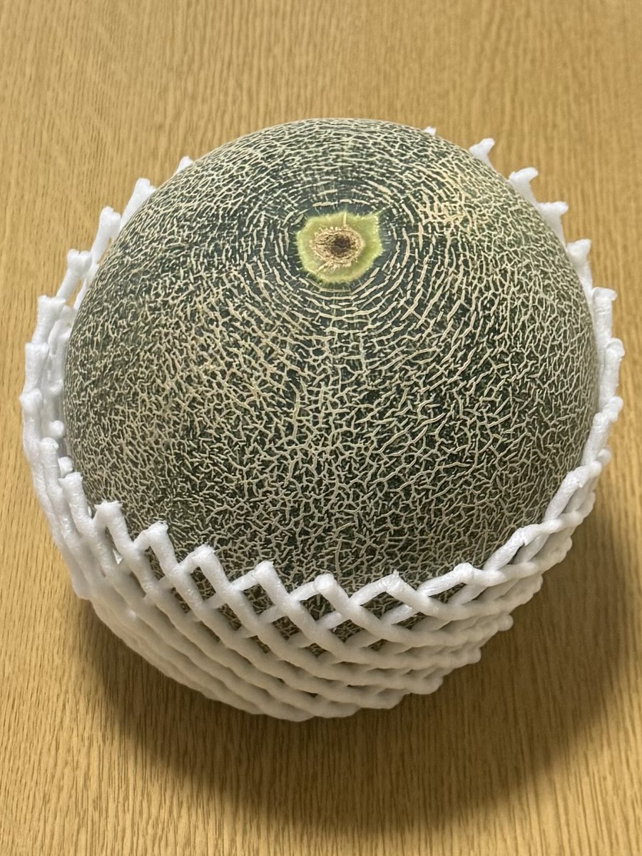 cocoa_trick's tweet photo. 先日、隣に住んでいる日本語が全くできない中国人のおばちゃんからメロンをいただいた🍈(1玉)
ちょっと前はりんご🍎(10個)

独り身だから今まで丸々で買った事がないんだけど、どうやって食べ頃を見極めるんだろう…と悩んだ後に常温で3日、冷蔵庫で1日置いてから食べました https://t.co/ktUGThibjJ