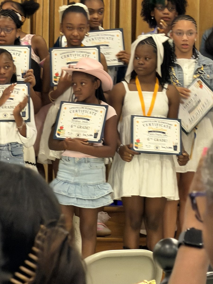 michael83402446's tweet photo. My princess going to the grade 💕😎 I’m so happy and still sharing from when she graduated #mydaughter #life  #viralvídeo #blessed https://t.co/Fn1VTEcjAQ