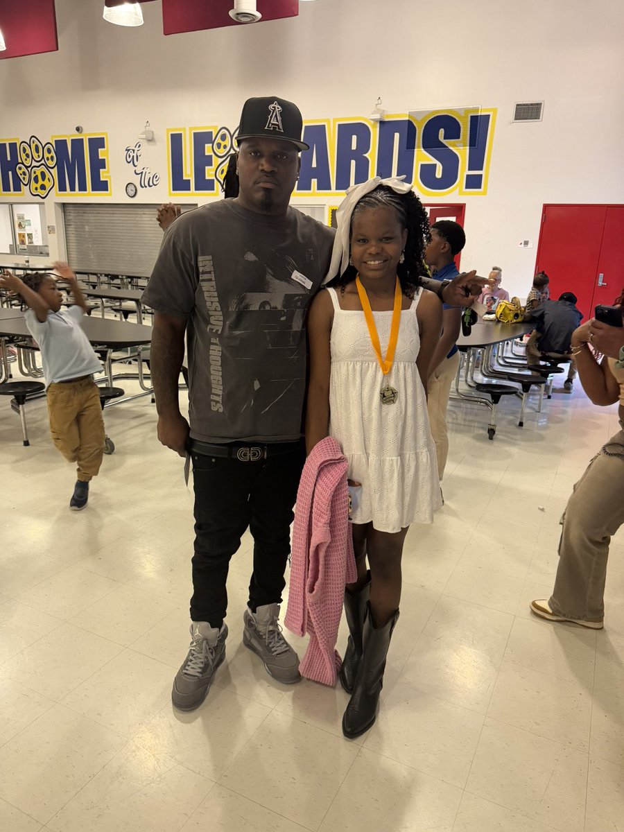 michael83402446's tweet photo. My princess going to the grade 💕😎 I’m so happy and still sharing from when she graduated #mydaughter #life  #viralvídeo #blessed https://t.co/Fn1VTEcjAQ