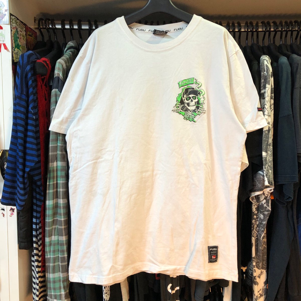 BodiesKoenji's tweet photo. FUBU パロディスカルTシャツ入荷!!!
これはコラボとかなのかな?って思っちゃうくらい思いっきりパウエルのリッパーのパロディ!グリーンでモクモクて"WILD STYLE"!ワイルドですね〜🛹🛹
サイズ表記X-LARGE
https://t.co/Twx8kZeuHt
#fubu #パロディtシャツ #skate #powellperalta #パウエル https://t.co/7lr9dSwh79