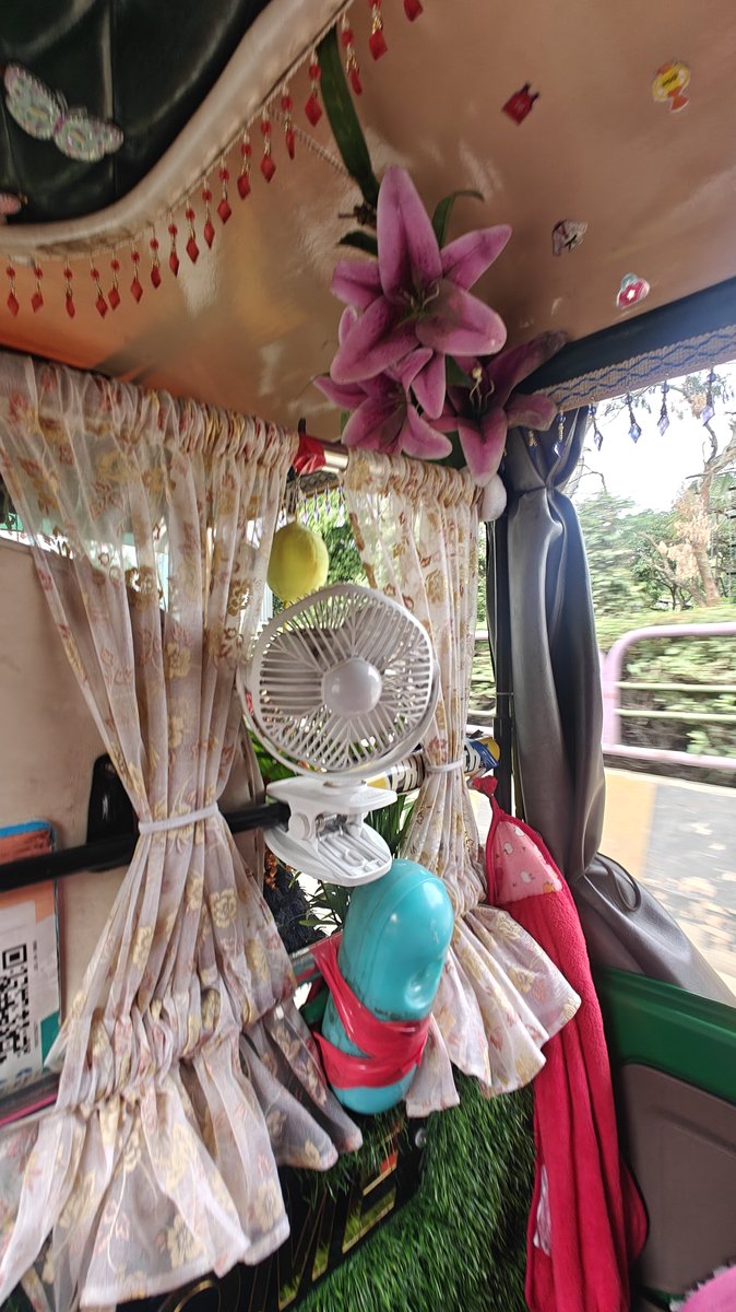 Deepagandhi1's tweet photo. Just Bengaluru things… but with extra charm 🌼
A  beautifully decorated auto in a city that never slows down.
 Found a little pocket of beauty on three wheels 💛
 #nammabengaluru
#nammauto
#bengaluru https://t.co/iDUGplfxqA