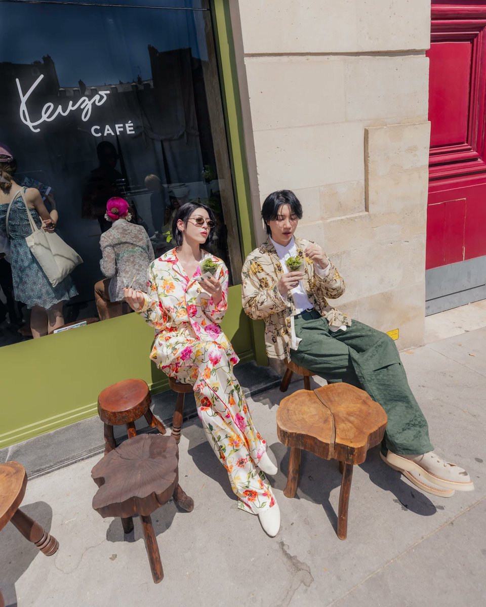 fashionsnap's tweet photo. 三吉彩花と桜田通がKENZOの祝祭へ　パリ・ヴィクトワール広場で新作と“かき氷”や“コンビニ”が楽しめる限定ショップを体験(PR)
https://t.co/o1HCKRTHxE https://t.co/QjbqhMkmMG