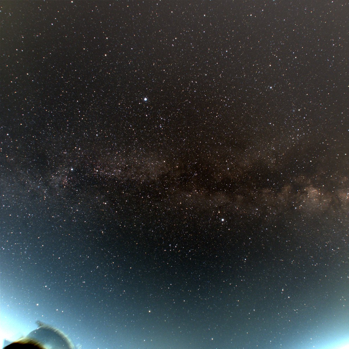 naoj_mizusawa's tweet photo. 今日は七夕です。今夜、星空はみえるでしょうか。
暗くなったころ、東の空に夏の大三角を見つけられると思います。ぜひ、この機会に探してみてください。
星を眺めるときは、空の開けた街灯のない暗い安全な場所でご覧ください。 https://t.co/zpiO7Eza7o