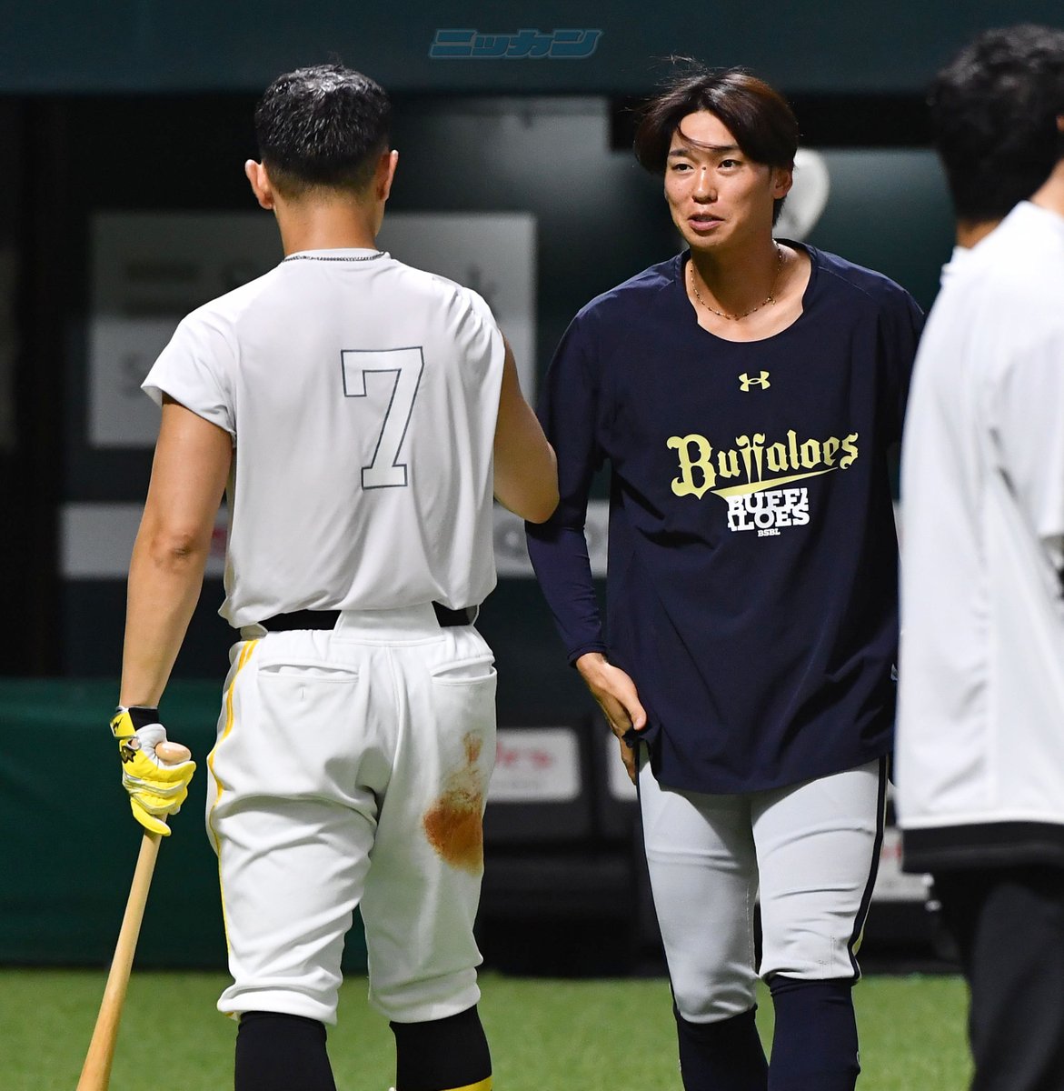 nikkan_orix's tweet photo. 【みずほペイペイドームより】
引退表明した帝京の先輩、ソフトバンク中村晃選手に挨拶する石川亮選手（撮影・岩下翔太カメラマン）
#Bs2026
#オリックスバファローズ https://t.co/nMcphzRMXQ