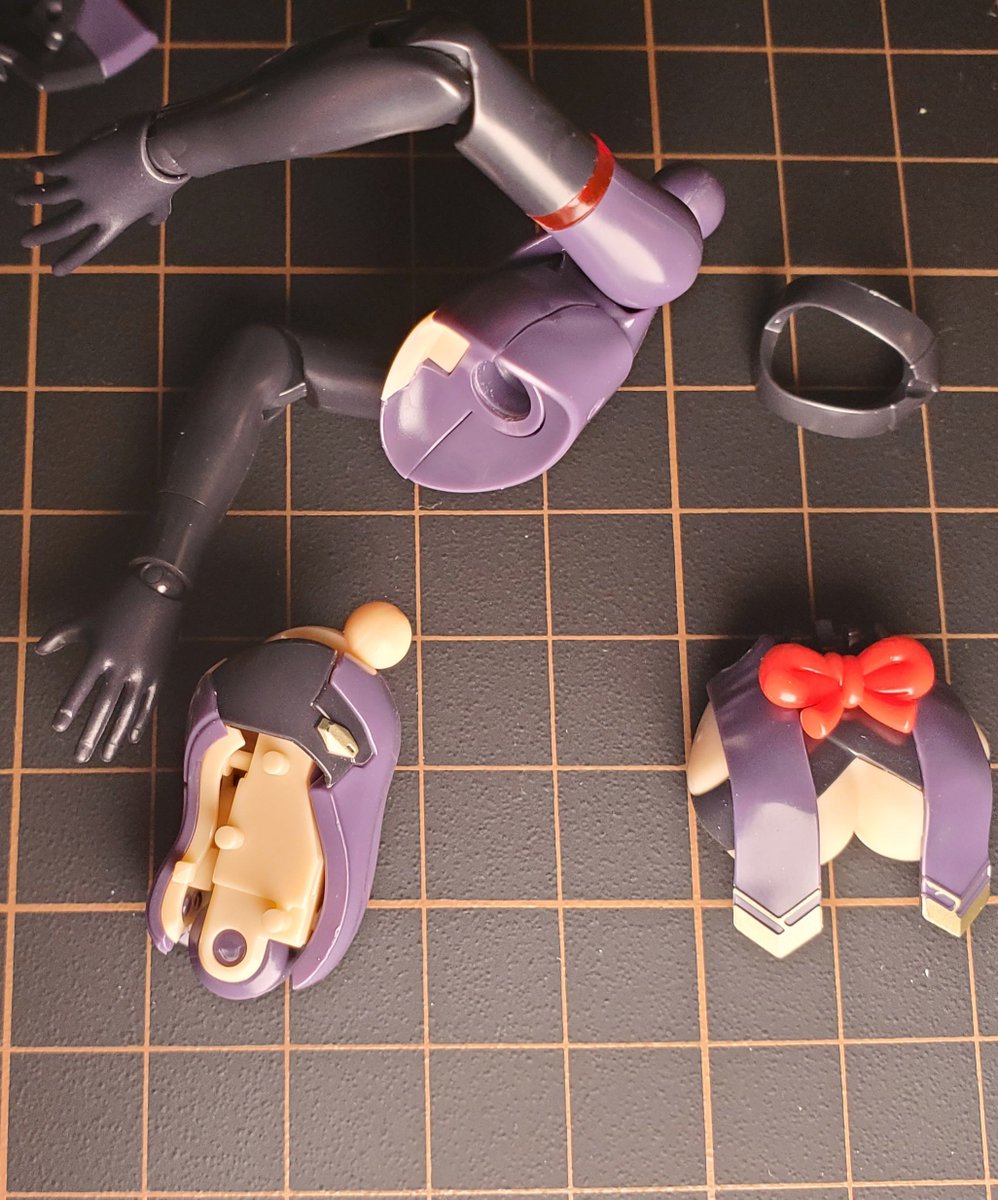 yuko_steel's tweet photo. AUV vs BusterDoll (white) torso connector - side view comparison.
#メガミデバイス #バスタードール #AUV #アマテラス #ガールプラ #美少女プラモデル https://t.co/qnMk06Upk1