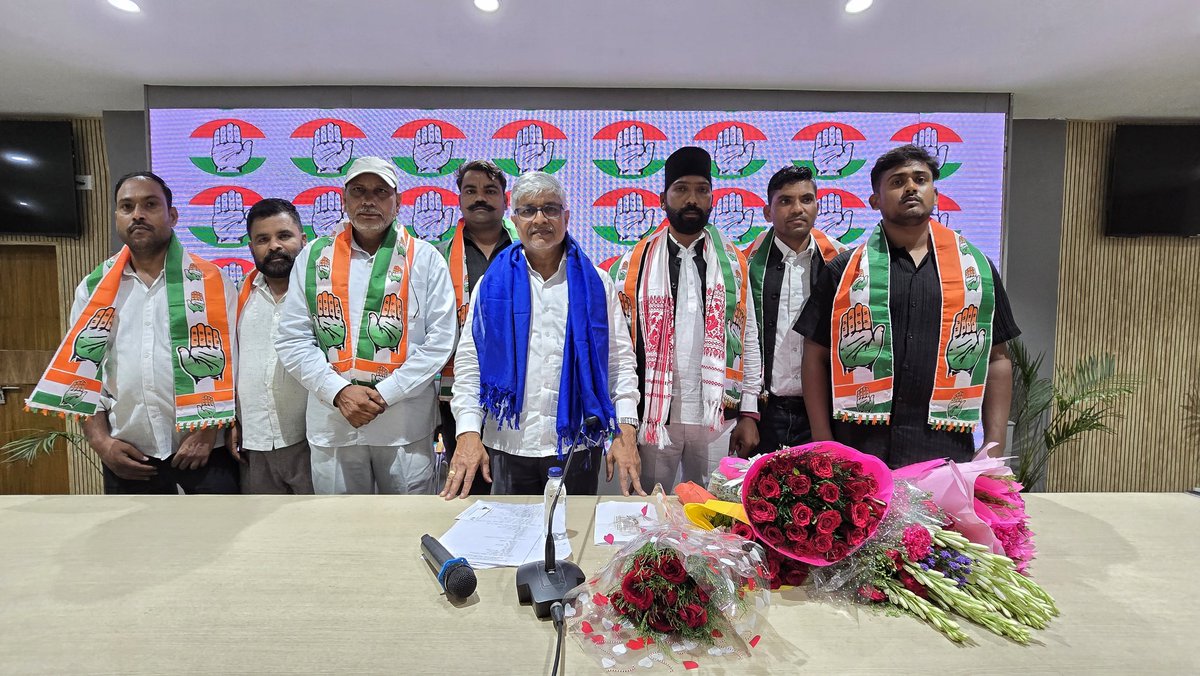 INCUttarPradesh's tweet photo. उत्तर प्रदेश में जनहित, सामाजिक न्याय और बाबासाहेब के संविधान की रक्षा की लड़ाई को आज उस समय एक बड़ी और अभूतपूर्व शक्ति मिली जब प्रदेश के कई वरिष्ठ नेताओं ने भारतीय राष्ट्रीय कांग्रेस की सदस्यता ग्रहण की। 

उत्तर प्रदेश कांग्रेस के प्रभारी श्री राजेंद्र पाल गौतम (@AdvRajendraPal) जी के समक्ष आज NCP (SP) के उत्तर प्रदेश उपाध्यक्ष श्री बलविंदर सिंह जी, NCP (AP) अनुसूचित जाति विभाग के राष्ट्रीय संयोजक श्री विजेंदर वाल्मीकि जी तथा न्यायिक सेवा संगठन के अध्यक्ष श्री धनंजय पासी जी ने कांग्रेस की नीतियों और जन-कल्याणकारी विचारधारा में अपना पूर्ण विश्वास व्यक्त करते हुए पार्टी का दामन थामा।

विभिन्न दलों और सामाजिक संगठनों के इन शीर्ष नेताओं का कांग्रेस परिवार में हार्दिक स्वागत और अभिनंदन है। 

आज देश और प्रदेश का हर वर्ग दलितों, पिछड़ों, वंचितों और अल्पसंख्यकों के अधिकारों की रक्षा के लिए कांग्रेस के साथ खड़ा है।

कांग्रेस पार्टी इस बढ़ते कुनबे के साथ प्रदेश में तानाशाही ताकतों के खिलाफ अपनी आवाज को और बुलंद करेगी तथा लोकतांत्रिक मूल्यों एवं जनहित की राजनीति को धरातल पर मजबूत करने के लिए पूरी प्रतिबद्धता के साथ निरंतर संघर्षरत रहेगी।