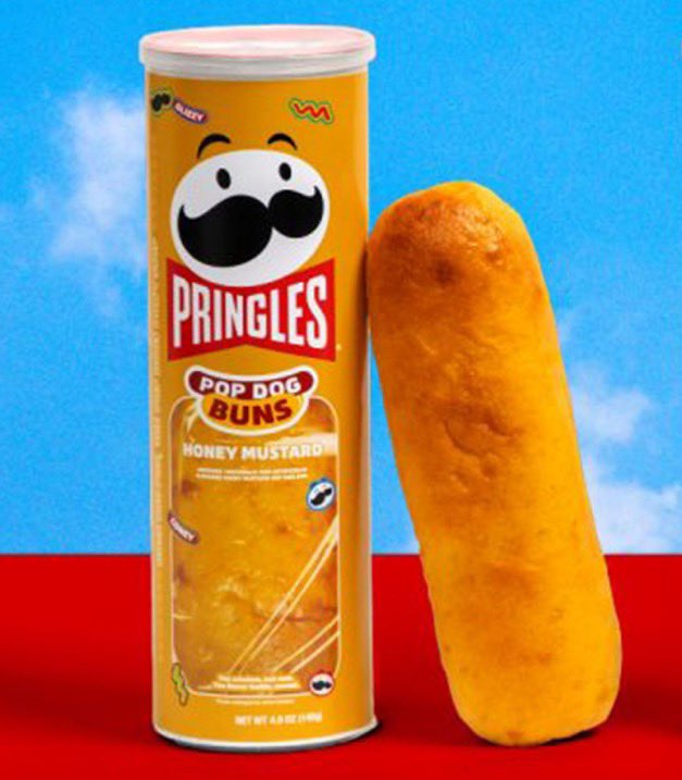 Kulturlesite_'s tweet photo. 🚨 INSOLITE 

PRINGLES lances des HOT DOGS dans leurs boites emblématiques de CHIPS !! 

On pourra retrouver les saveurs Barbecue, Moutarde Miel et Crème &amp; Oignons. https://t.co/ZtBFxiq1Of