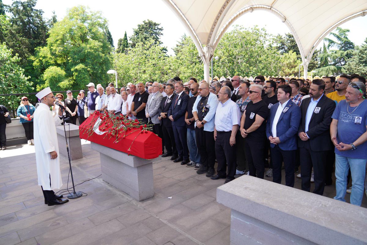 nuriaslan_tr's tweet photo. Sanatımızın çınarı, Şehir Tiyatrolarımıza ömrünü adayan büyük usta Zihni Göktay'ı ailesi ve sevenleriyle son yolculuğuna uğurladık.

Mekanı cennet, makamı âli olsun. Allah rahmet eylesin. https://t.co/usTKJzy6Qb