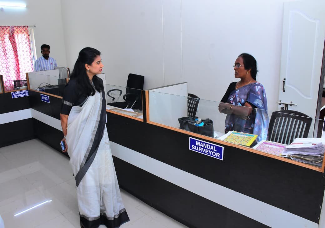 Collector_RSL's tweet photo. తంగళ్లపల్లి మండల కేంద్రంలోని తహశీల్దార్ కార్యాలయాన్ని అకస్మికంగా తనిఖీ చేసి అధికారులు, సిబ్బంది హాజరు రిజిస్టర్లు, భూ భారతి, సాదాబైనామా దరఖాస్తులను పరిశీలించడం జరిగింది. 

కార్యాలయ సిబ్బంది సమయపాలన పాటించాలని, రెవెన్యూ దరఖాస్తుల పరిష్కారంలో జాప్యం లేకుండా పరిష్కరించాలని ఆదేశించడం జరిగింది.