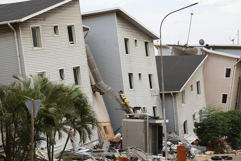 SonPolemicas's tweet photo. "Esos edificios de Mision Vivienda estaban mal construidos, porque no aguantaron el impacto de 240 bombas atomicas..."
Así de estúpidos son los argumentos de la oposición Venezolana. https://t.co/6A4zSS1sN1