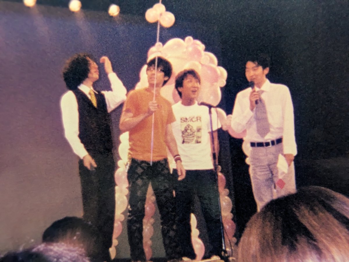 mmeromantique's tweet photo. 社会人オンバトと鈴マキさんの「ジョンソン和尚」発言によりY2Kお笑いの地獄の釜の蓋が開きクローゼットを漁っています
取り急ぎラーメンズとアルファルファの4ショットをどうぞ https://t.co/4qtbxJP4Xi