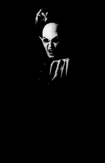 SpookyGinger's tweet photo. In 2001, a 17 year old Robert Eggers directed a stage adaptation of Nosferatu for a high school project. It was so successful that it was brought to Edwin Booth Theatre for a larger production. 

Only black &amp; white makeup/props were used to capture the feel of the original film. https://t.co/qqv98dxliO