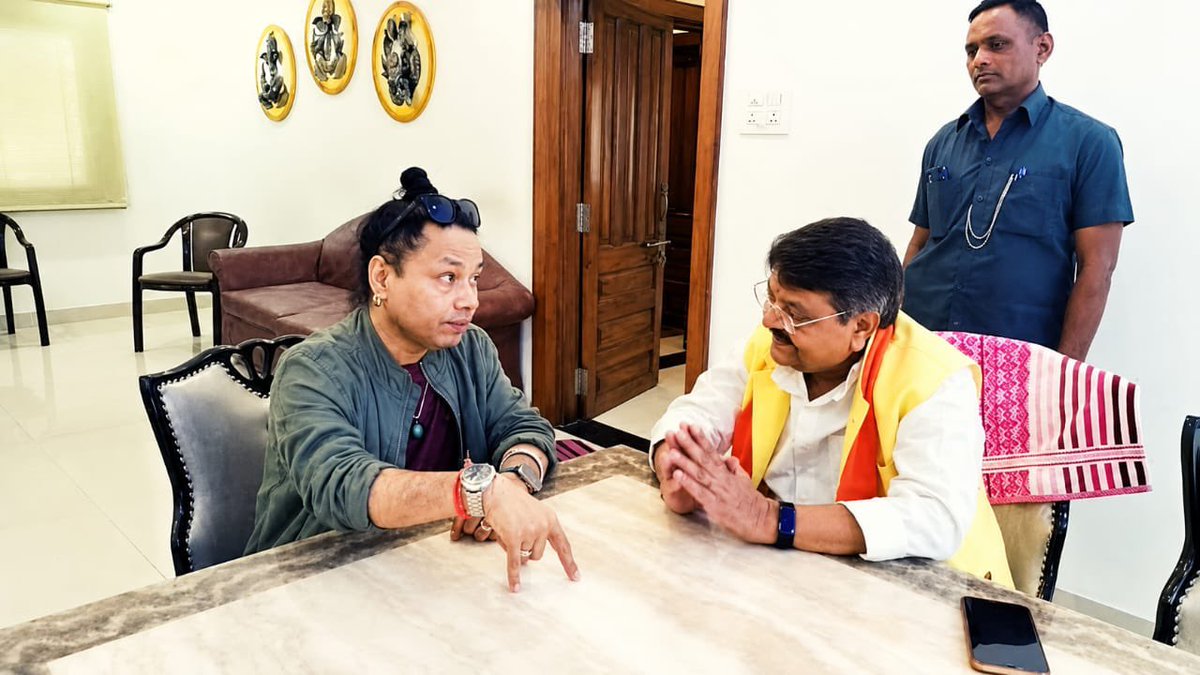 AkashVOnline's tweet photo. पद्म श्री पुरस्कार से सम्मानित सुप्रसिद्ध पार्श्वगायक श्री @Kailashkher जी को जन्मदिन की हार्दिक बधाई एवं शुभकामनाएं…

ॐ नम: शिवाय https://t.co/0SgVSH8zkr
