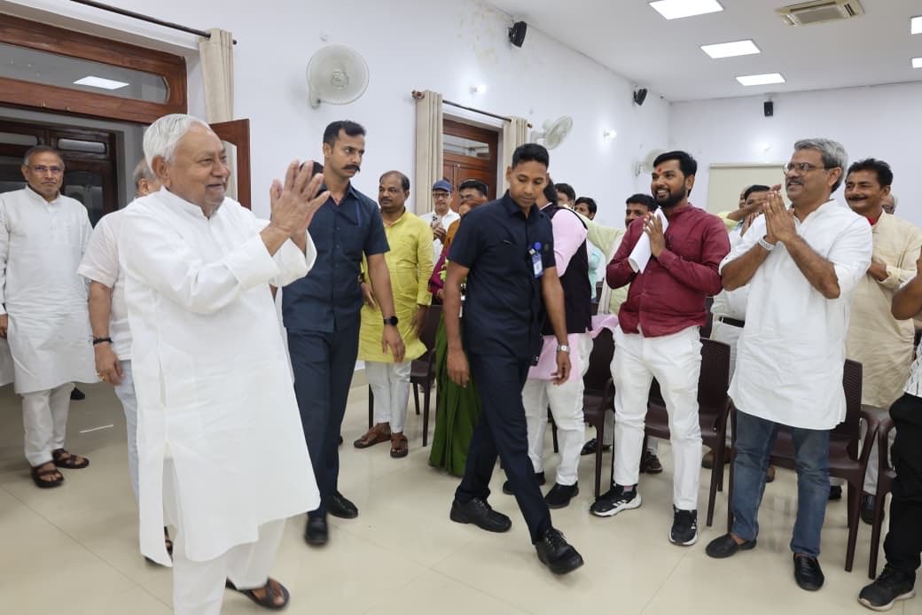 imsadique's tweet photo. #हमारे_नेता_एवं_अभिभावक_से_स्नेहिल_मुलाकात 🙏

आज पटना स्थित आवास पर बिहार के विकास पुरुष, परम आदरणीय श्री @NitishKumar जी से आत्मीय एवं स्नेहपूर्ण मुलाकात का सौभाग्य प्राप्त हुआ।

#NitishKumar #NishantKumar #JDU https://t.co/Wb7WbsqrEU