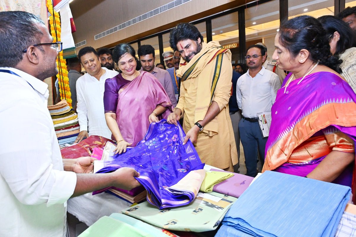 JanaSenaParty's tweet photo. టెంపుల్ టూరిజం తరహాలో హస్తకళల పర్యాటకం

•గోదావరి పుష్కరాల్లో తోలుబొమ్మలాట ప్రదర్శనలు
•హస్తకళల పరిరక్షణ… కూటమి ప్రభుత్వం బాధ్యత
•కళాకారుల ఆరోగ్య పరిరక్షణకు క్లస్టర్ల వారీగా వైద్య శిబిరాలు 
•ప్రతి కళాకారుడికీ గుర్తింపు ఇచ్చే విధంగా చర్యలు
•ప్రతి కళాకృతిపై క్యూఆర్ కోడ్ వేసి కళాకారుడి వివరాలు పొందుపరుస్తాం
•హస్త కళాకారుల కష్టాన్ని ప్రపంచానికి తెలియజేస్తాం
•వీబీ జీ రాం జీ పథకం కింద కామన్ ఫెసిలిటీ సెంటర్ల ఏర్పాటు
•ఆంధ్రప్రదేశ్ హస్తకళా మహోత్సవాన్ని ప్రారంభించిన శ్రీ @PawanKalyan గారు
•స్టాల్స్ సందర్శిస్తూ.. కళాకారులకు భరోసా ఇచ్చిన ఉపముఖ్యమంత్రివర్యులు శ్రీ పవన్ కళ్యాణ్ గారు 
•శ్రీమతి అన్నా కొణిదల గారి కోసం ఉప్పాడ చీరలు కొనుగోలు చేసిన శ్రీ పవన్ కళ్యాణ్ గారు