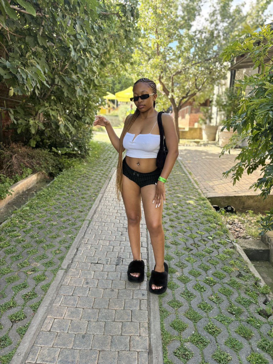Charitymalepe20's tweet photo. Do you like short huns ?🖤 https://t.co/TLl7vva1sa