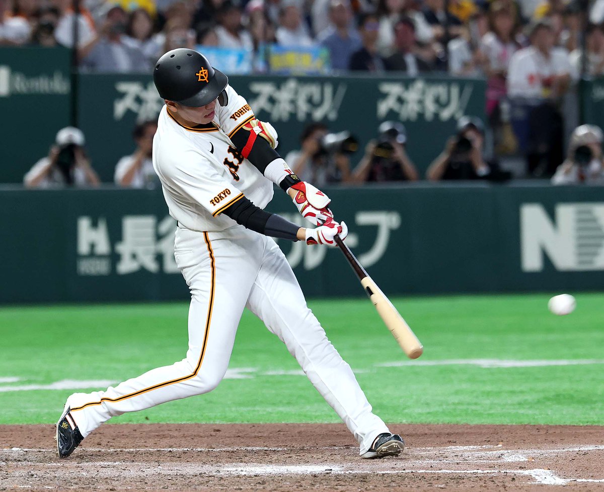 TokyoGiants's tweet photo. 【七回裏】巨人 4-3 阪神

2死満塁から、代打 #坂本勇人 選手が、走者一掃の適時二塁打を放ち逆転👏 https://t.co/yyQmGM7Fpk