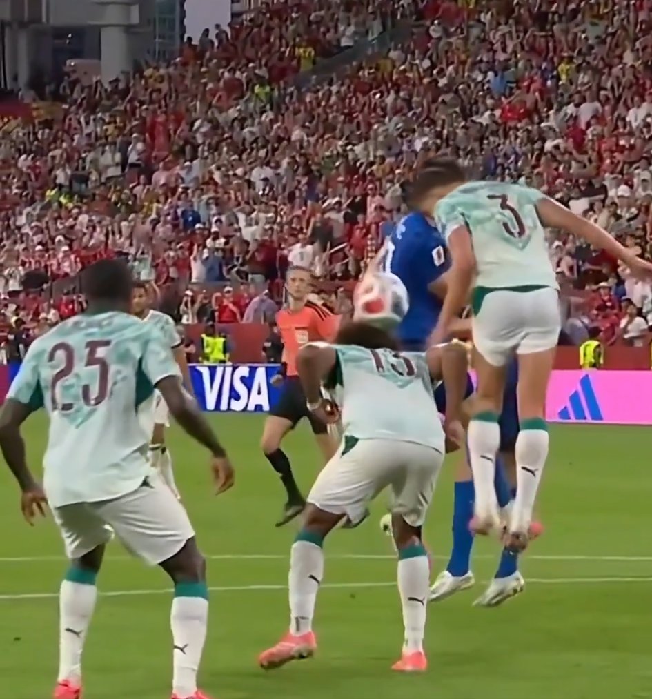 lnstantFoot's tweet photo. 🚨🇭🇷  𝗟𝗔 𝗖𝗥𝗢𝗔𝗧𝗜𝗘 𝗠𝗘𝗡𝗔𝗖𝗘 𝗗𝗘 𝗣𝗢𝗥𝗧𝗘𝗥 𝗣𝗟𝗔𝗜𝗡𝗧𝗘 𝗖𝗢𝗡𝗧𝗥𝗘 𝗟𝗔 𝗙𝗜𝗙𝗔 ! 🌍⚠️

Éliminée par le Portugal en huitièmes de finale, la Croatie conteste plusieurs décisions arbitrales prises lors de la rencontre.

La Fédération croate remet notamment en cause l’annulation du but de Joško Gvardiol, refusé après l’intervention de la technologie du ballon connecté. ❌

La HNS a adressé une lettre à Gianni Infantino pour demander des explications et envisage d’aller plus loin avec une plainte officielle.

La FIFA a expliqué que le capteur intégré au ballon avait détecté un contact avec les cheveux d’Igor Matanović, ce qui a conduit à signaler une position de hors-jeu et à invalider l’égalisation croate. Une justification loin de convaincre Zagreb. 🤨

(communiqué)