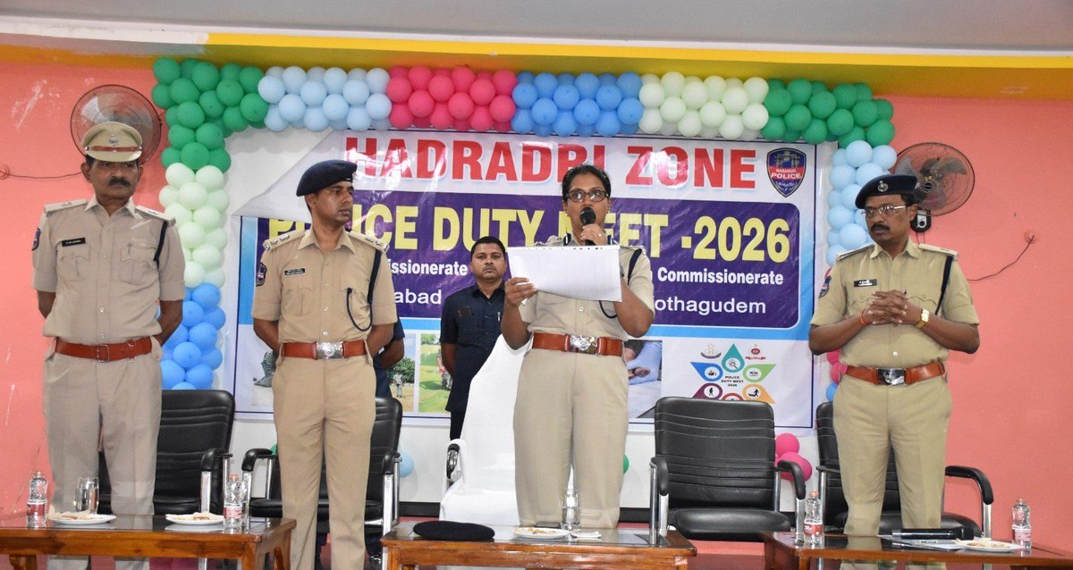 warangalpolice's tweet photo. విధుల్లో రాణించాలంటే వృత్తి నైపుణ్యం అవసరం
 –వరంగల్ పోలీస్ కమిషనర్ ఎన్. శ్వేత, ఐపిఎస్.

పోలీసులు తమ విధుల్లో అత్యుత్తమంగా రాణించాలంటే వృత్తి నైపుణ్యం సొంతం చేసుకోవడం ఎంతో కీలకమని వరంగల్ పోలీస్ కమిషనర్ అన్నారు. వరంగల్ పోలీస్ కమిషనరేట్ కార్యాలయంలో మూడు రోజుల పాటు జరిగే భద్రాద్రి జోనల్ పోలీస్ డ్యూటీ మీట్ పోటీలను మంగళవారం పోలీస్ కమిషనర్ మామూనూర్ పోలీస్ ట్రైనింగ్ సెంటర్ లో ప్రారంభించారు.
భద్రాద్రి జోనల్ పరిధిలోని వరంగల్ పోలీస్ కమిషనరేట్, ఖమ్మం పోలీస్ కమీషనరేట్, మహబూబాబాద్ మరియు భద్రాద్రి కొత్తగూడెం పోలీస్ విభాగాలకు చెందిన అధికారులు, సిబ్బంది  డ్యూటీ మీట్‌ లో భాగంగా కంప్యూటర్ పరిజ్ఞానం, ఫోరెన్సిక్ సైన్స్, ఫింగర్ ప్రింట్ లిఫ్టింగ్, ప్యాకింగ్, హ్యాండ్లింగ్, బాంబ్ డిస్పోజల్, డాగ్ స్క్వాడ్, ఫోటోగ్రఫీ & వీడియో గ్రఫీ వంటి విభాగాల్లో సిబ్బంది తమ నైపుణ్యాలను ప్రదర్శిస్తున్నారు.
ప్రతి విభాగంలో ప్రతిభ కనబర్చిన వారిని, త్వరలో జరిగే రాష్ట్ర స్థాయి పోలీస్ డ్యూటీ మీట్ కోసం ఎంపిక చేయడం జరుగుతుంది. 
ఈ సందర్భంగా పోలీస్ కమిషనర్ మాట్లాడుతూ ఈ డ్యూటీ మీట్‌లు అధికారులకు తమ నైపుణ్యాలను మెరుగుపర్చే అవకాశం కల్పిస్తాయి. నేరాలను త్వరితగతిన ఛేదించేందుకు, సాక్ష్యాలను శాస్త్రీయంగా విశ్లేషించేందుకు, ప్రజలకు న్యాయం అందించేందుకు ఈ వృత్తి శిక్షణ ఎంతో అవసరమని తెలిపారు.
ఈ కార్యక్రమంలో ఈస్ట్ జోన్ డీసీపీ అంకిత్ కుమార్, అదనపు డీసీపీ లు బాలస్వామి, శ్రీనివాస్ తో పాటు జోనల్‌కు చెందిన ఏసీపీలు, ఇన్‌స్పెక్టర్లు, ఆర్‌.ఐలు, ఇతర పోలీస్ సిబ్బంది పాల్గొన్నారు.
@TelanganaDGP @TelanganaCOPs
