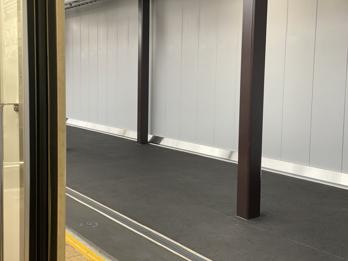 jay_Hangdong's tweet photo. 穴守稲荷駅のプラットフォームが拡幅されていて、慌てて写真を撮ってみた帰国ヒゲおじ https://t.co/ItNqYuTRgD