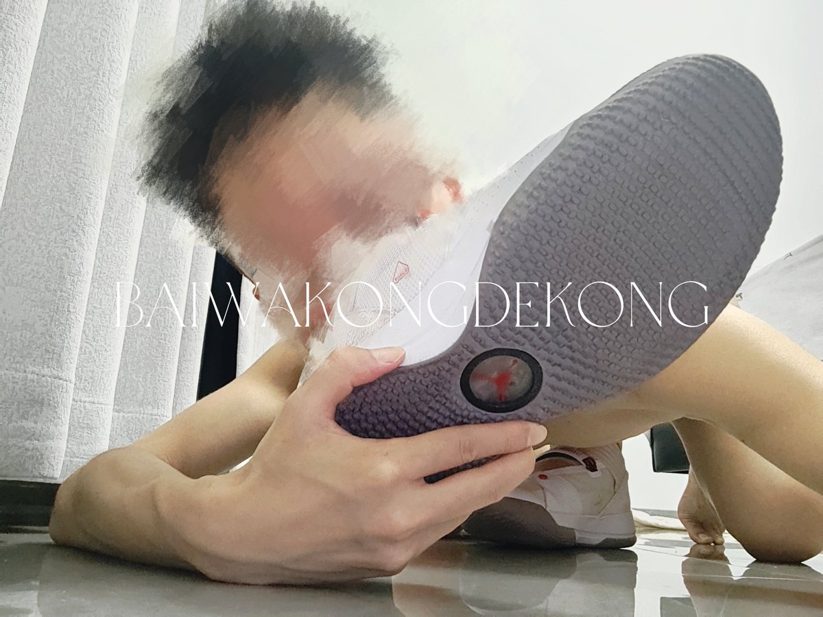 saodi528's tweet photo. 扫楼扫到的AJ33白水泥后续，玩完以后摸黑给直男人夫送回去了。他一个鞋柜全是篮球鞋，以后有机会慢慢玩。#扫楼 #篮球鞋 #操鞋 #直男 #直男球鞋 #白袜 https://t.co/iV5dGXbEMU